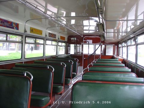 Innenansicht von Wagen 1629 im Unterdeck von vorne gesehen. Ganz hinten befindet sich bei diesem Typ die Treppe zum Oberdeck
