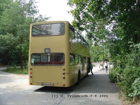 Blick von hinten - eine Perspektive, die bei Busfreunden aus mir unerfindlichen Gründen unbeliebt ist. Ich finde, 1749 macht von hinten eine sehr gute
