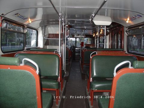 Und der Blick (im Unterdeck) von hinten nach vorne. Einfach schön, und die Glühlämpchenbeleuchtung schafft, was auf dem Photo wohl nicht so richtig rü