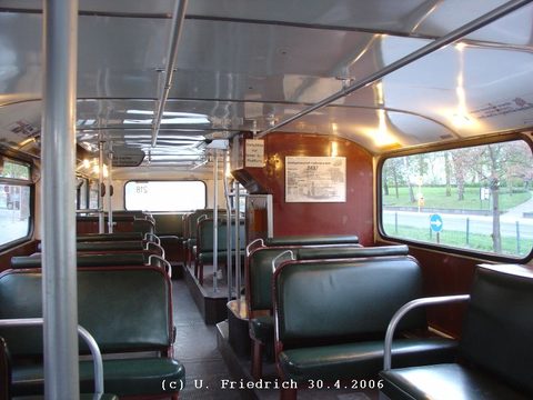 So sieht Wagen 2437 von innen aus, Blick von vorne nach hinten. Der Aufgang zum Oberdeck befindet sich bei diesem Omnibustyp in der Wagenmitte.