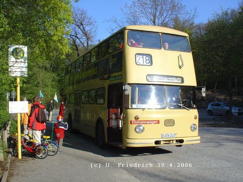 Wagen 2437, hier an einem wunderbar warmen Apriltag an der Endhaltestelle Pfaueninsel. Anläßlich des Jubiläums "100 Jahre Kraftomnibus in Berlin" wurd