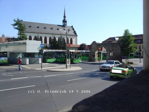 Nach mehrjähriger Umbauzeit in neuer Form wiedereröffnet: Der Busbahnhof am Stadtschoß. Durch den Bau einer Tiefgarage unter dem Platz musste das hist