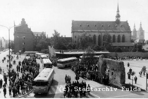 Die Eröffnung des Busbahnhofes am Stadtschloß 1960: Im Einsatz Omnibusse von Krauss-Maffei: KMO 160 Herzlichen Dank an das Stadtarchiv Fulda für die E