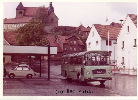 Auch einen MAN Metro-Bus gab es in der Ausführung als Reisewagen: Wagen 34, Baujahr 1964, hier am Petersberg. Mit ihm habe ich als Kind einmal (zusamm