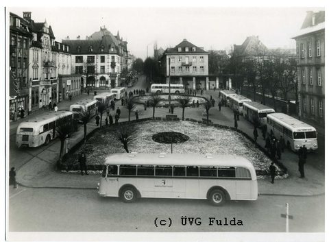 Ein Bild aus frühen Tagen: Stadtbusse am Universitätsplatz, vermutlich Anfang der fünfziger Jahre, also noch vor dem Auftauchen der anschließend das S