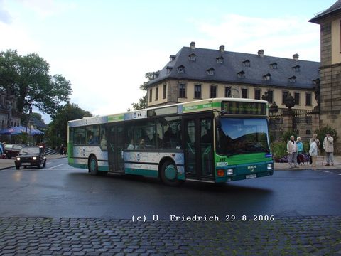 Mit zahlreichen Unterschriften von Gratulanten unterwegs: Wagen 157, der Jubiläumsbus