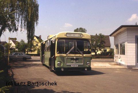    Lutz Bartoschek photografierte im Mai 1987 Wagen 10 gleich mehrmals. Hier an der Endhaltestelle der Linie 8 in Bronnzell