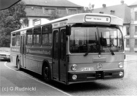 Wg 2 Bj. 1984 MB O 305 FD-AS 122 Wagen 2 mit Werbung für die Volksbank Fulda auf Linie 12 am Stadtschloß. Weitere Aufnahmen hier