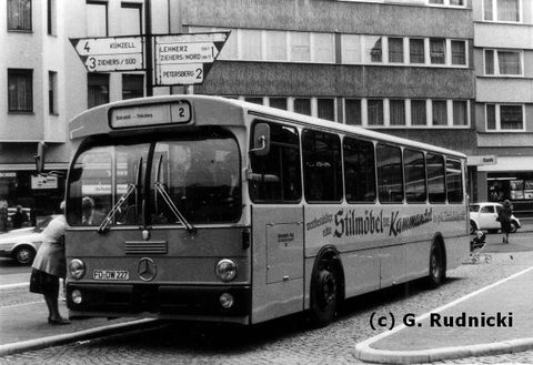 Wg 32 Bj 1976 MB 0 305 FD-DW 227 Ebenfalls 1978: Wagen 32 mit Werbung für das Einrichtungshaus Kammandel  Wie Wagen 31: 1990=> Verkehrsbetrieb Weim