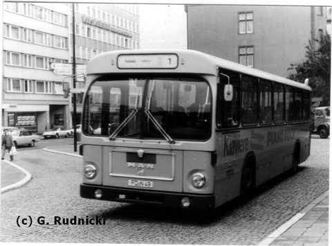 Wg 33 Bj 1974 MAN SL 200 FD-N 49 Wagen 33 hatte 1978 Werbung für Piano Hock. Hier fährt er auf Linie 1 gerade vom Busbahnhof ab.  Eine weitere Aufnahm