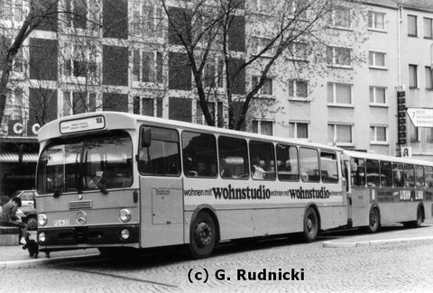 Wg 47 Bj. 1981 MB 0 305 FD-N 23 Wagen 47 im Jahre 1983 im Einsatz auf Linie 10A mit Werbung für Wohnstudio, die 7 dahinter ist Wagen 2, einer der beid
