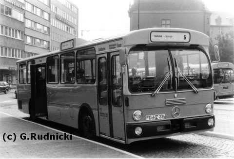 Wg 6 Bj. 1979 MB O 305 FD-HZ 235 A 1993 1979 am Stadtschloß auf der 5 nach Künzell, ohne Werbung. Zu diesem Zeitpunkt war er gerade einmal 4 Wochen in