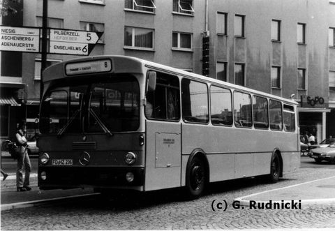 Wg 9 Bj. 1979 MB O 305 FD-HZ 236 A 1993 Im September 1979, gerade einmal etwa 4 Wochen alt, und noch ohne Werbung: Wagen 9 auf Linie 6 am Stadtschloß 