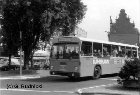 Wg 44 Bj. 1985 MAN SL 200 FD-D 825 Wagen 44, ebenfalls mit Werbung für die Firma Kahrmann: 1987 bei der Abfahrt vom Stadtschloß auf Linie 11 erwischt