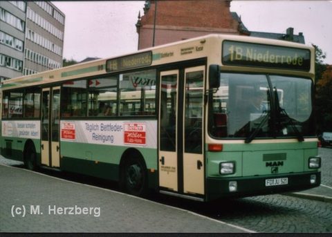 1995 konnte der Bus von M. Herzberg am Stadtschloß auf Linie 1B nach Niederrode im Bild festgehalten werden