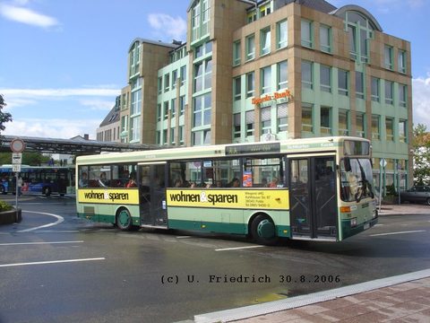 Ende August bei Aprilwetter, mittags am ZOB im Schülerverkehr