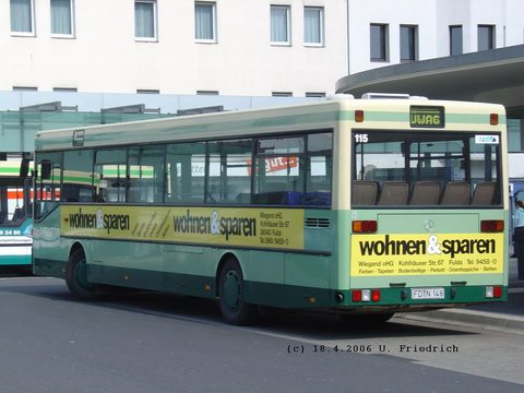 13 Jahre später: Von hinten, während einer Pause am Stadtschloß, aufgenommen im April 2006, nun mit Werbung für Wohnen&Sparen