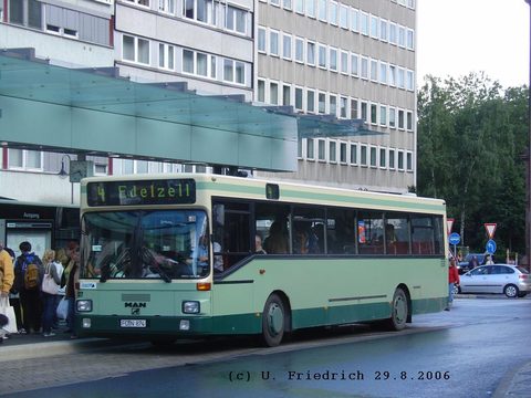 Das erste eigene Photo stammt dann vom August 2006: Wagen 127 ist gerade am Stadtschloß angekommen und wird gleich als Linie 4 nach Edelzell weiterfah