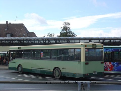 Andere Seite, der Ein-Bus-hat-von-schräg-vorne-und-von-der-Türseite-fotografiert-zu-werden-Fraktion zum Trotz von schräg hinten.