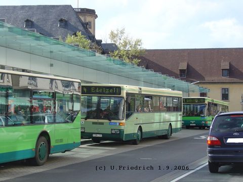 Hier ist er wieder ohne Werbung zu sehen, am 1. September am Stadtschloß abfahrtbereit auf Linie 4 nach Edelzell