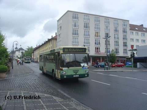 Am 9. Mai ist er im Schülerverkehr im Einsatz. Im Hintergrund übrigens FD-N 961 mit Funknummer 128, der einst die Wagennummer 60 besaß, und der kurze 