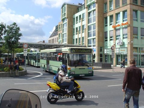 Drei Tage später fast nochmals das Gleiche: Bei der Abfahrt vom ZOB erwischt... Dahinter dieses Mal ein FBG O 530 G