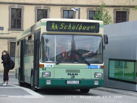 Wg 152 Bj.1992 SL 202 FD-N 228 Wagen 152, unterwegs im Schülerverkehr, wartet am 17.5. 2006 am Stadtschloß auf seine Abfahrt  Weitere Photos hier