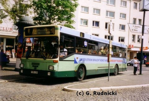 Am 7.8.2000 konnte Herr Rudnicki Wagen 152 am Stadtschloß ablichten. Damals hatte er eine blaue Werbung in eigener Sache: Für Strom der Üwag. Vielen D