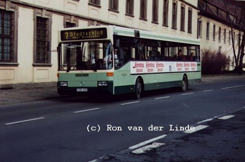 In den neunziger Jahren hat auch Ron van der Linde den Bus fotografieren können, der bis zum Jahr 2000 die Wagennummer 54 hatte. Hier besitzt er noch 