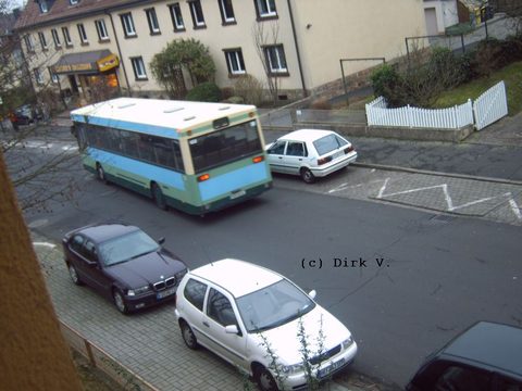 Hier noch von schräg hinten.  Das Blau scheint ein Überrest aus einer Zeit zu sein, als er auf blauem Untergrund für die Üwag warb