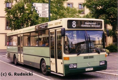 Hier auch einmal die Türseite.  Die frühen Standard II-Busse hatten gelbe Türen, was zwar bei den SL 202 auch bei späteren Baujahren beibehalten, bei 