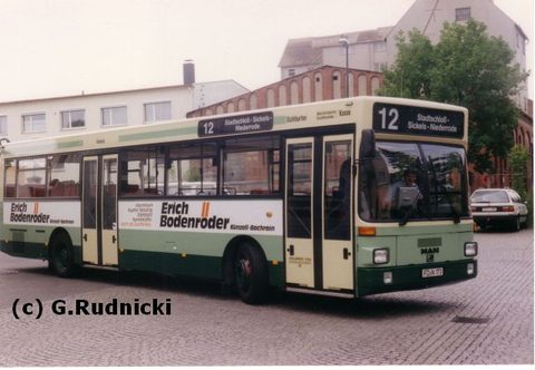 Wagen 149 mit Werbung für die Firma Erich Bodenröder, vermutlich auf dem Betriebshof, als Linie 12 ausgeschildert, die es zu dieser Zeit noch gab