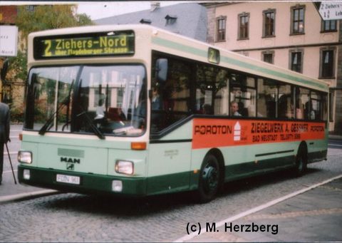 *neu Diese frühe Aufnahme verdanke ich Herrn Herzberg. Sie zeigt den Wagen im Jahre 1995 auf der damaligen Linie 2 nach Ziehers Nord am Stadtschloß, a