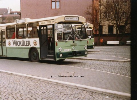 Anfang der achziger Jahre am Stadtschloß von Herrn Günter Monschau erwischt: Dieser MB O 305 mit Wicküler-Werbung, unterwegs auf Linie 2 nach Petersbe