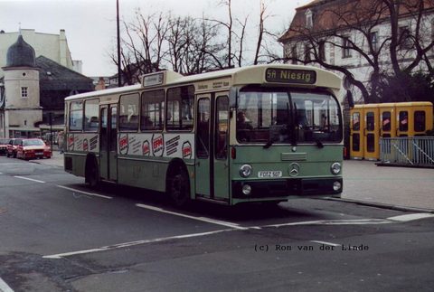 In den neunziger Jahren noch unterwegs und von Herrn Ron van der Linde im Bild festgehalten: Einer der letzten O 305. Vielen Dank für das schöne Photo