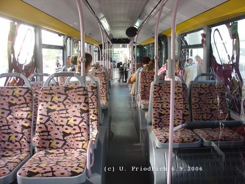 Am 6. September 2006 bin ich einmal mitgefahren. Hier der Blick von hinten nach vorne. Auch innen eher ungewöhnlich für Fuldaer Verhältnisse