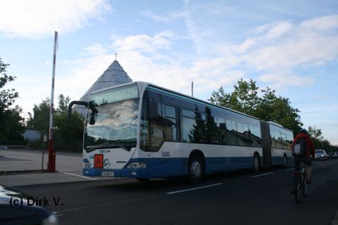 Dirk verdanken wir diese Aufnahme im frühmorgendlichen Schülerverkehr aus dem Jahre 2008, zu einer Zeit also, als der Bus noch in Weiss-Blau unterwegs