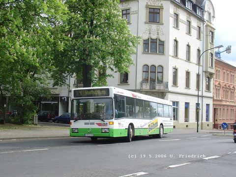 Hier ist er im Mai in der von Schildeck-Straße, ebenfalls auf Linie 4...