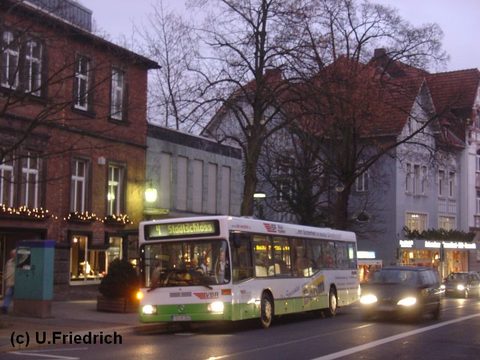 Abenddämmerung: Im November geht es auf Linie 4 durch die Rabanusstraße erst einmal Richtung Stadtschloß ...