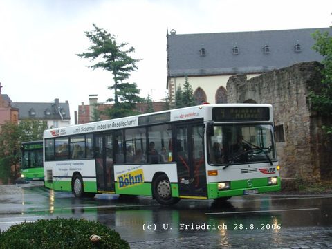 Hier ist er nochmals zu sehen, wie er an einem regnerischen Augusttag vom Stadtschloß Richtung Haimbach und Malkes losfährt