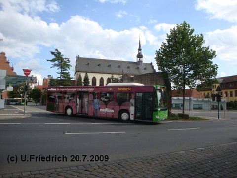 Im Dezember 2008 kamen drei neue O 530 hinzu. Einer ist FD-N 545. Hier im Juli 2009 bei der Abfahrt vom Stadtschloss