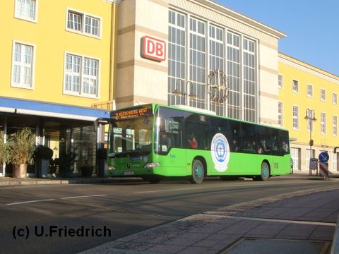 Im Januar 2009 bei Sonnenschein vor dem Fuldaer Bahnhof