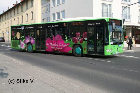 Seit April ist der Wagen mit einer Werbung für "das fürstliche Gartenfest" unterwegs, das vom 4. bis 7. Juni 2009 auf Schloß Fasanerie stattfindet. Si