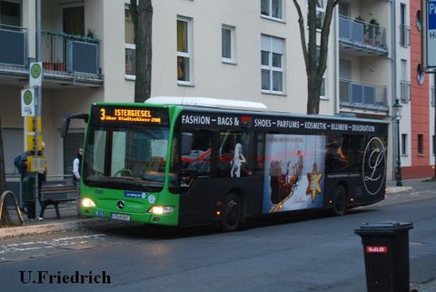 Hier in der Königstraße auf Linie 3 mit weihnachtlichem Lieblings-TrafficBoard