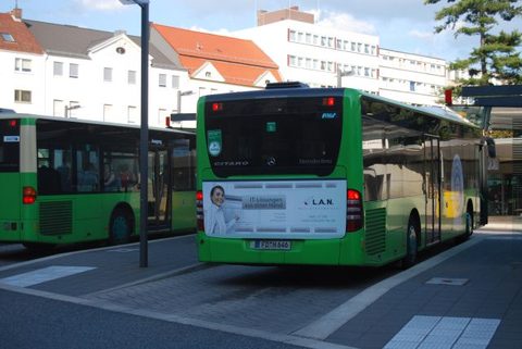 *neu Seit Juni ist der Wagen mit einer Heckwerbung für "L.A.N. - Das Systemhaus" unterwegs, welches "IT Lösungen aus einer Hand" anbietet. Hier 30. Ju