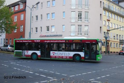 ... in den Heinrich-von-Bibra-Platz ein, ...