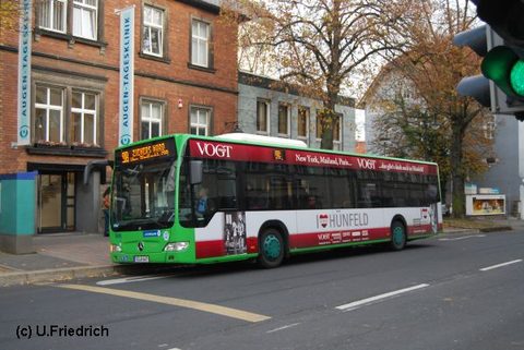 In der herbstlichen Rabanusstraße, Haltestelle Universtätsplatz, auf Linie 9B am 28. Oktober 2010