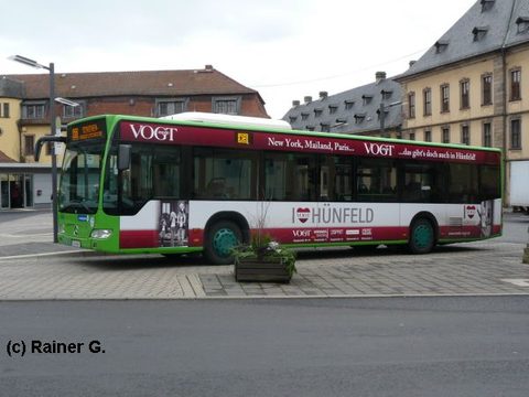 Seit Ende Oktober trägt der Wagen eine Werbung für das Modehaus Vogt in Hünfeld. Hier mit besonderem Auftrag am Stadtschloß ;-) - eine Aufnahme von Ra