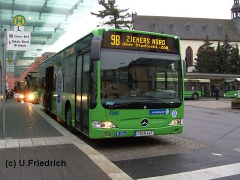 Bei Einbruch der Dämmerung Anfang Dezember am Stadtschloß auf Linie 9B nach Ziehers Nord