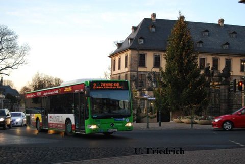 Ende November 2011 geht es am bereits vor dem Stadtschloß aufgestellten Weihnachtsbaum vorbei - auf Linie 2 nach Ziehers Süd. Hier noch mit Werbung ..